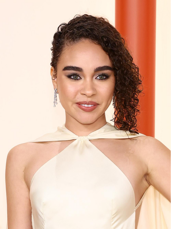 Woman with curly hairstyle at the Oscars